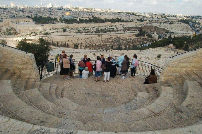 奇特风俗：巴勒斯坦人过节喜欢送花圈