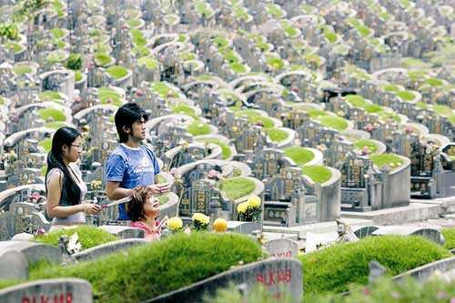 马来西亚华人清明节不忘扫墓祭祖