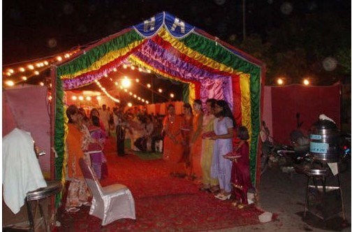 巴基斯坦的奇特婚俗：手捧“花圈”宴