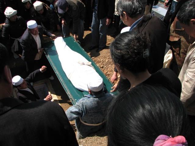 回族葬礼给亡人穿“克番”的习俗
