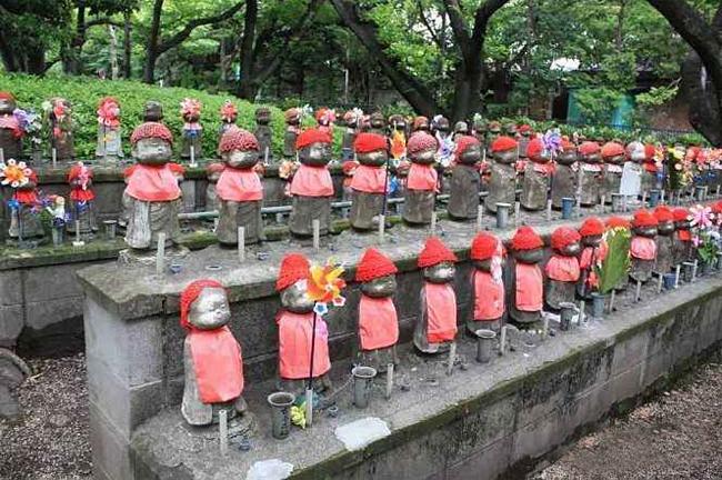 日本寺院路边为何供奉着许多地藏菩萨石像