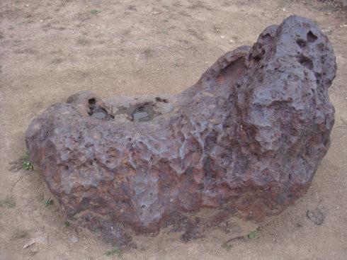 广东最大的纯铁陨石“铁牛石”