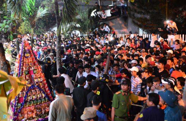 越南隆安省周城县庙会结束后，数千人一分钟内抢光所有供品