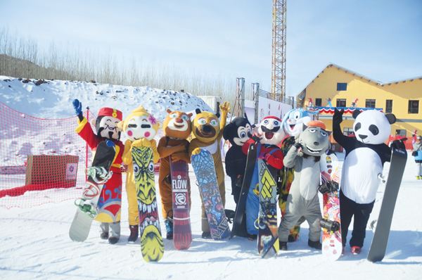 “光猪”滑雪节