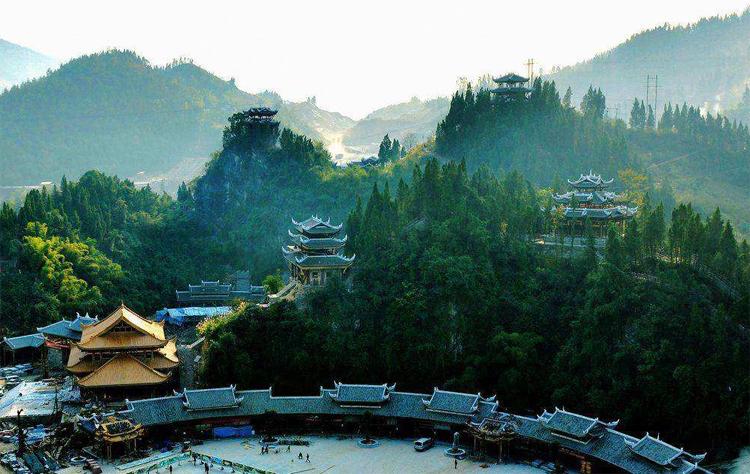重庆黔江：武陵秘境的土家风情与山水奇观