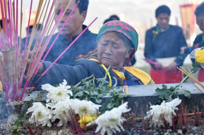 “咪呻婆”：彝族传统习俗中的重要角色